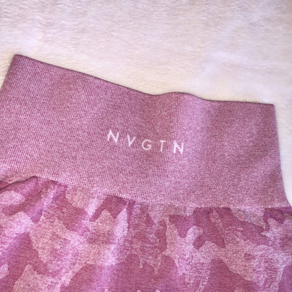 SOLD - seamless leggings (pastel pink camo) - Picture 5 of 6